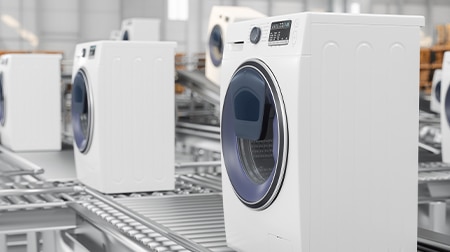 传送带上排成一列的洗衣机。