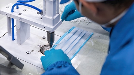 穿着医护服的人员正在操作医疗设备。