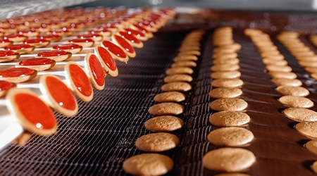 传送带上夹有果酱的饼干。